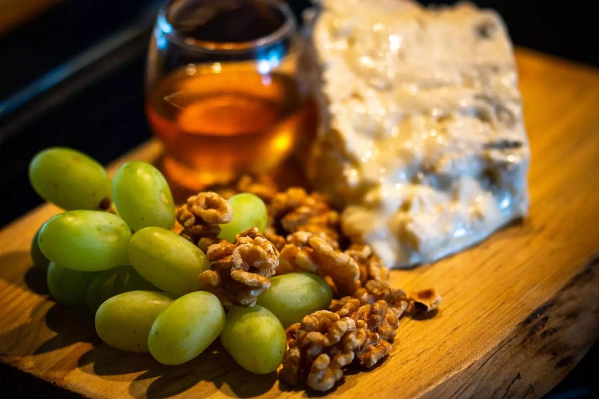 Grande Real Villa Italia Hotel & Spa Cascais Ngoại thất bức ảnh Gorgonzola with grapes and walnuts
