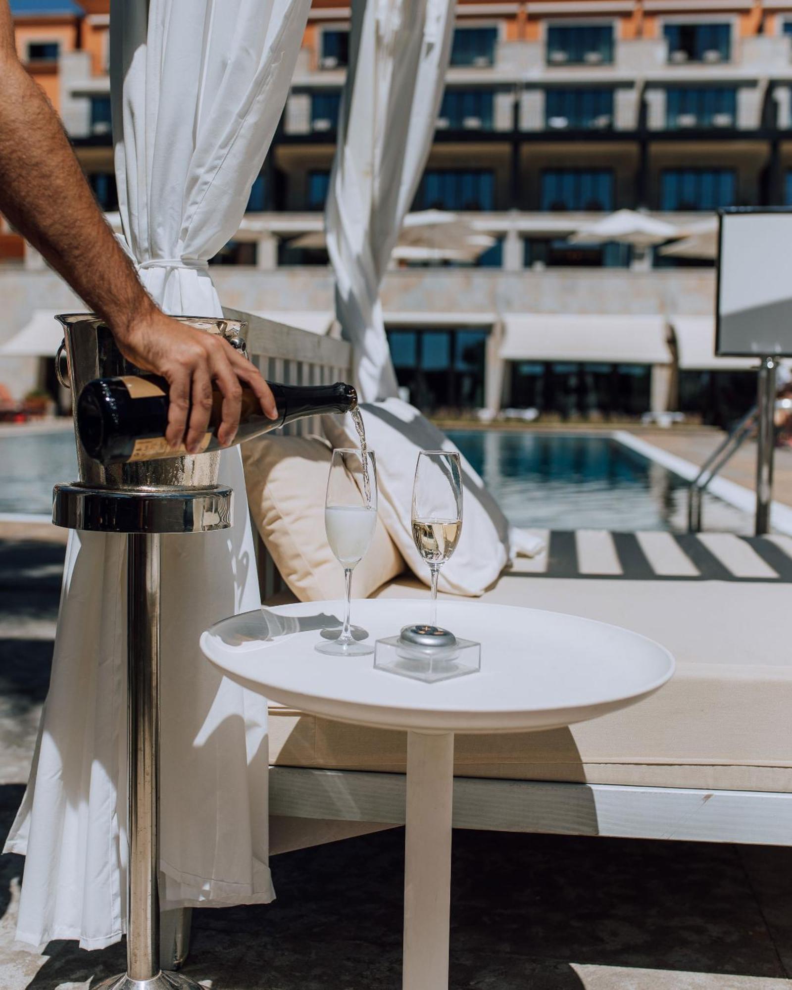 Grande Real Villa Italia Hotel & Spa Cascais Ngoại thất bức ảnh A butler in a hotel