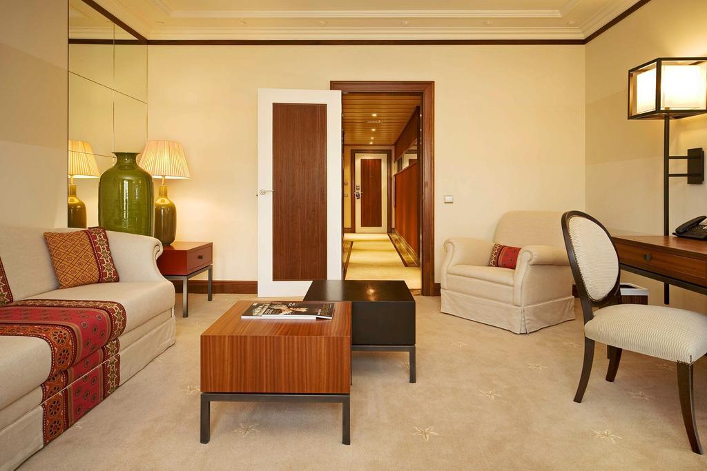 Grande Real Villa Italia Hotel & Spa Cascais Ngoại thất bức ảnh A suite at the Taj Mahal Palace, Mumbai